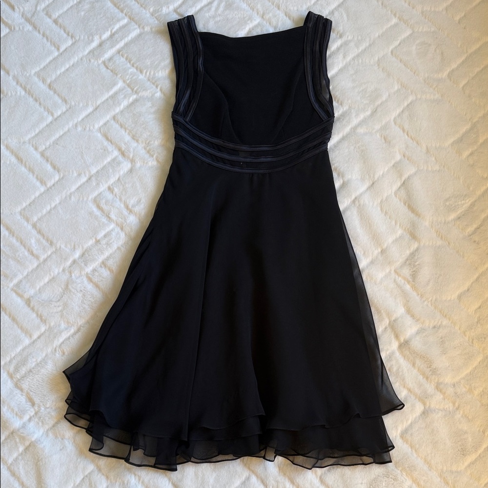 Lillie Ruben LBD Dress with beautiful back. Flowy & effortless elegance. Black.